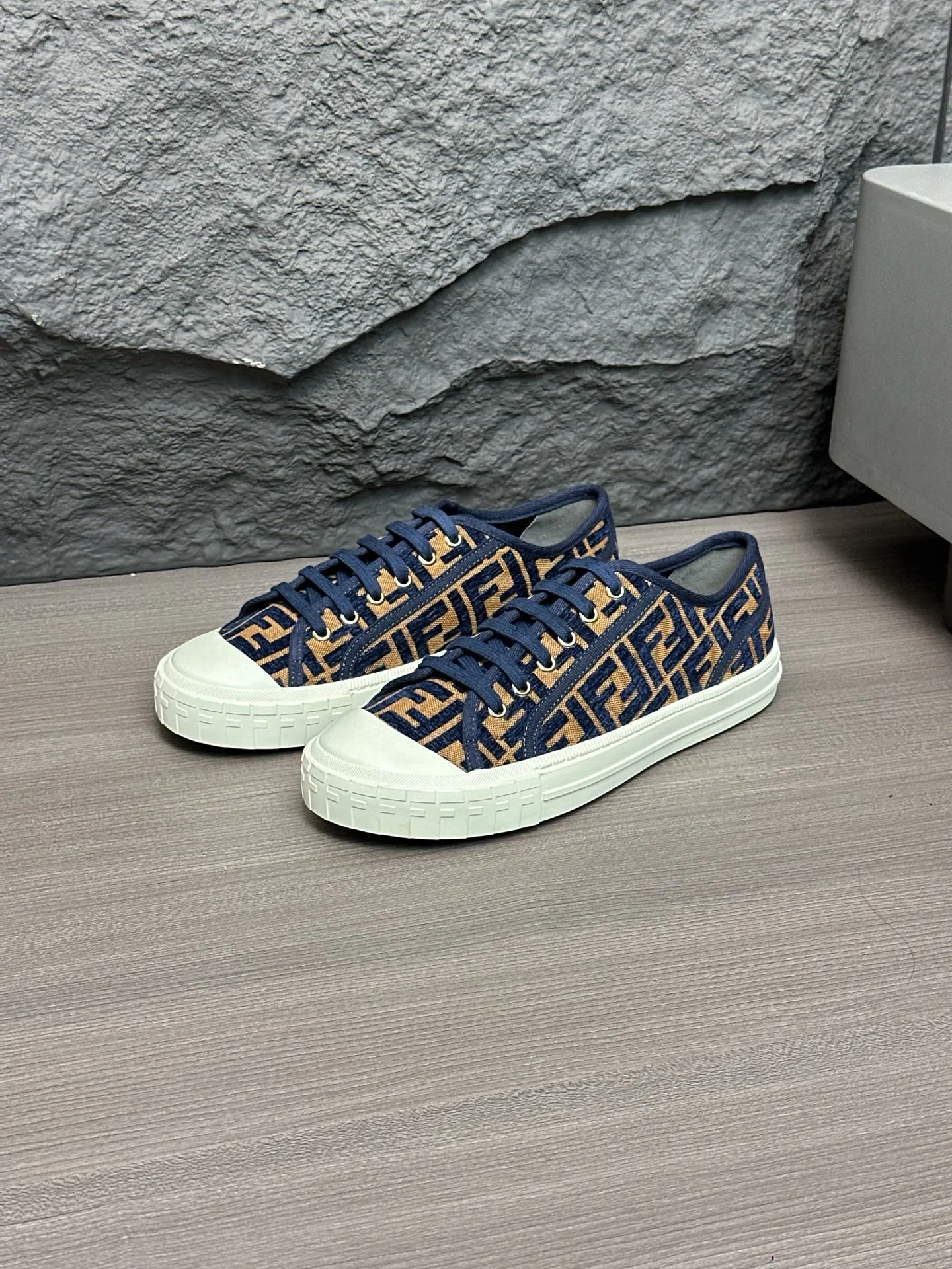 Men's shoes 💰580 FENDI Match men's lace-up sneakers. ♞size; Couple model 35-40 (female) 39~45 (men) This item comes from the Stefano Pilati design series and is made of black leather with gray leather details. Rubber sole with FENDI lettering on the side Material: 100% calfskin, lining: 70% polyester, 27% nylon